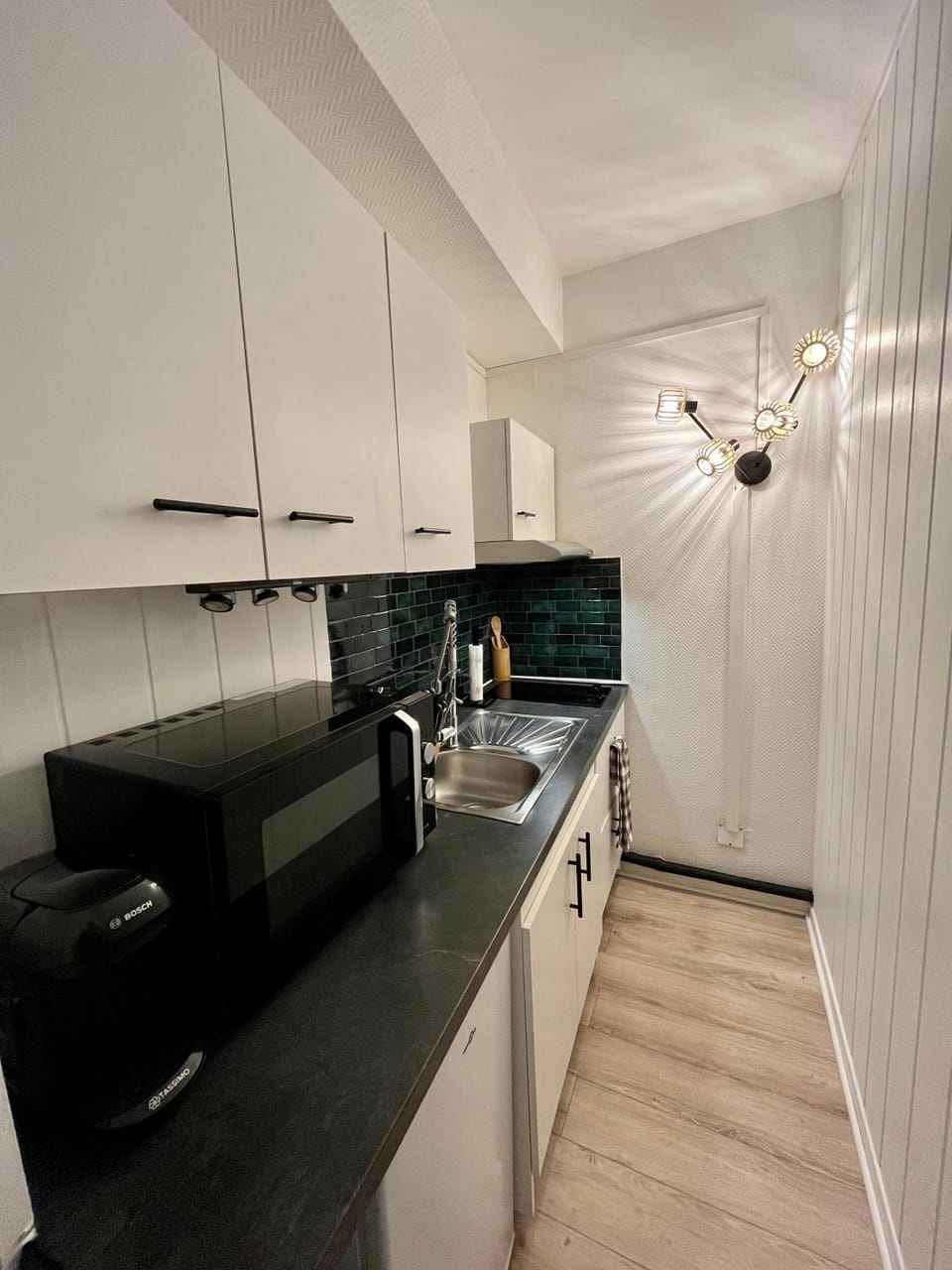 Kitchen or kitchenette, minibar, stove