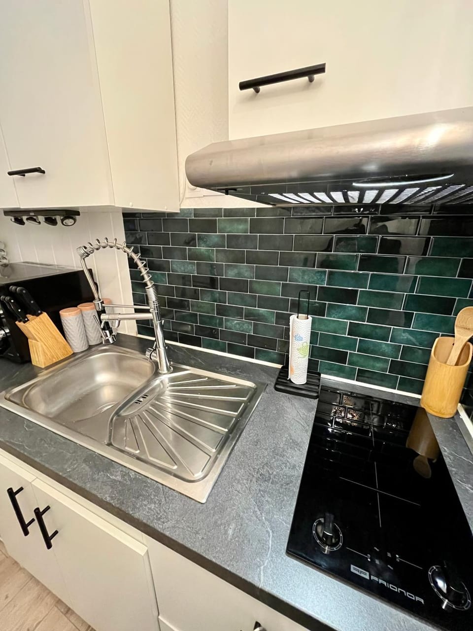 Kitchen or kitchenette, minibar, stove