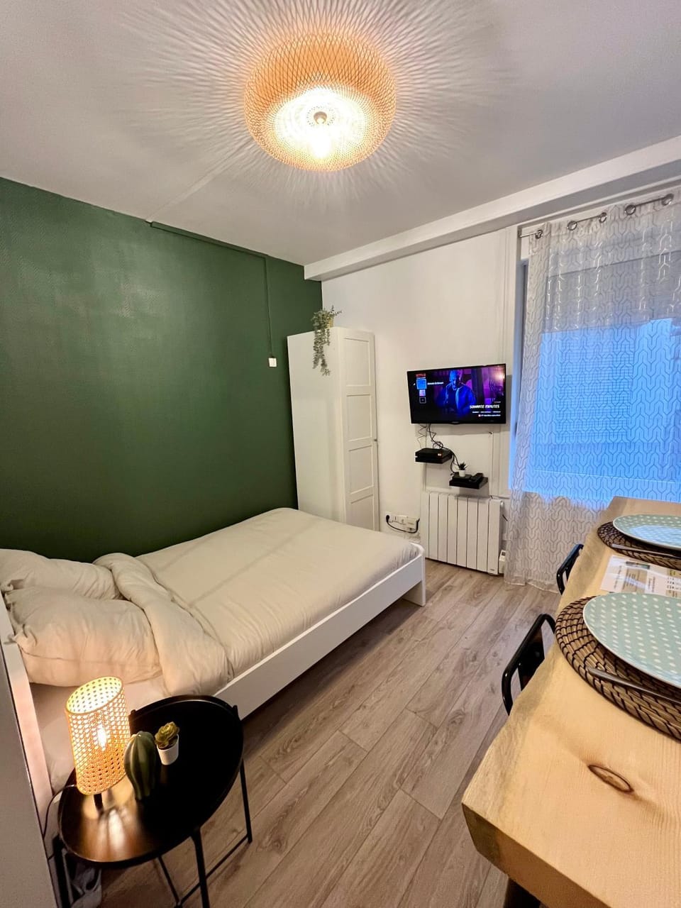 Bed, TV and multimedia, Photo of the whole room, Seating area, Bedroom