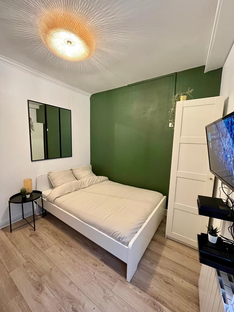 Bed, TV and multimedia, Photo of the whole room, Bedroom