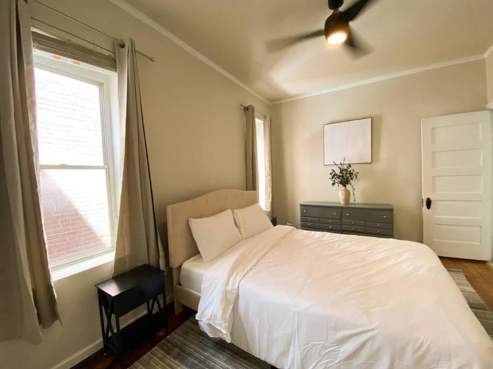 Bed, Photo of the whole room, Bedroom, fireplace, air conditioner