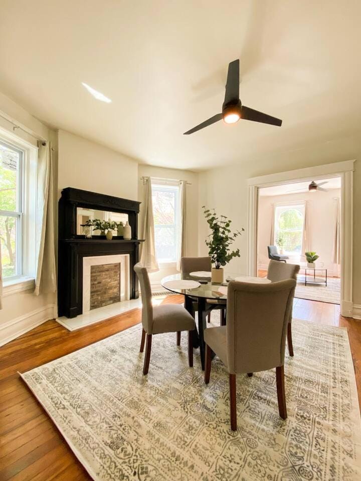 Living room, Seating area, Dining area, fireplace