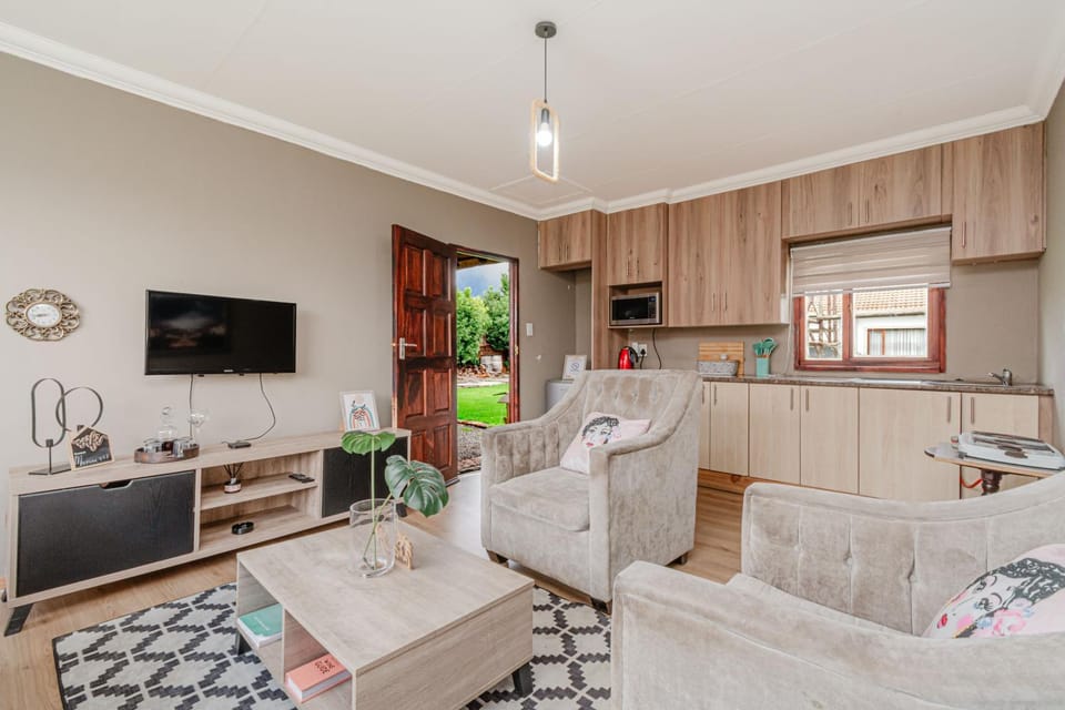 Kitchen or kitchenette, Seating area