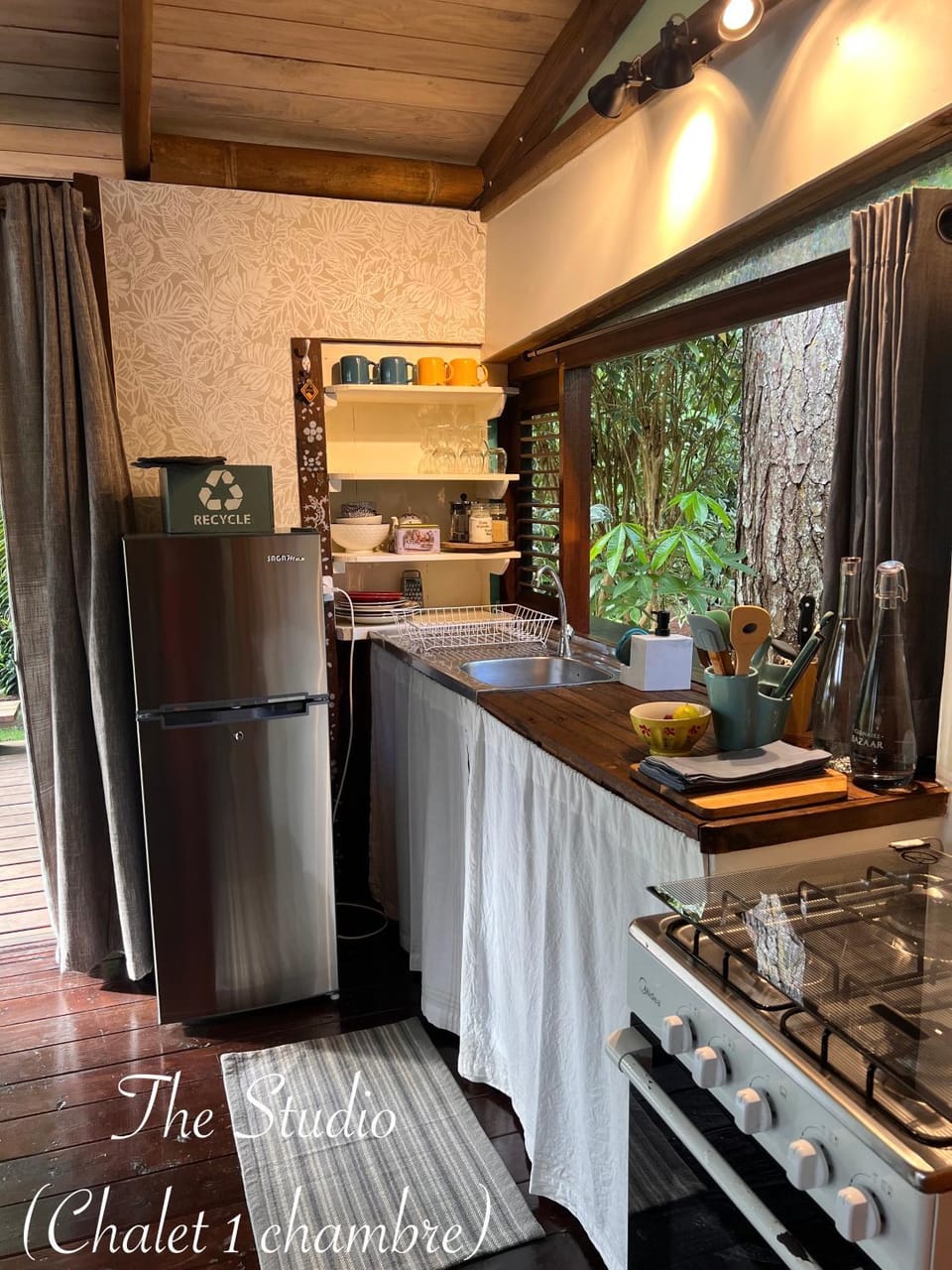 Coffee/tea facilities, Kitchen or kitchenette, oven, kitchen