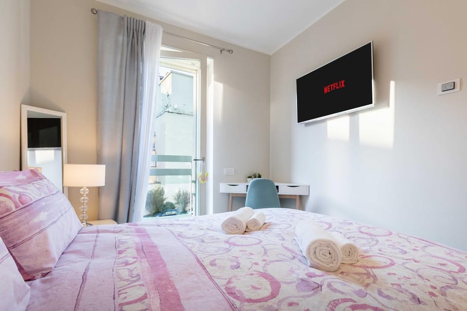 Bed, TV and multimedia, Photo of the whole room, Bedroom