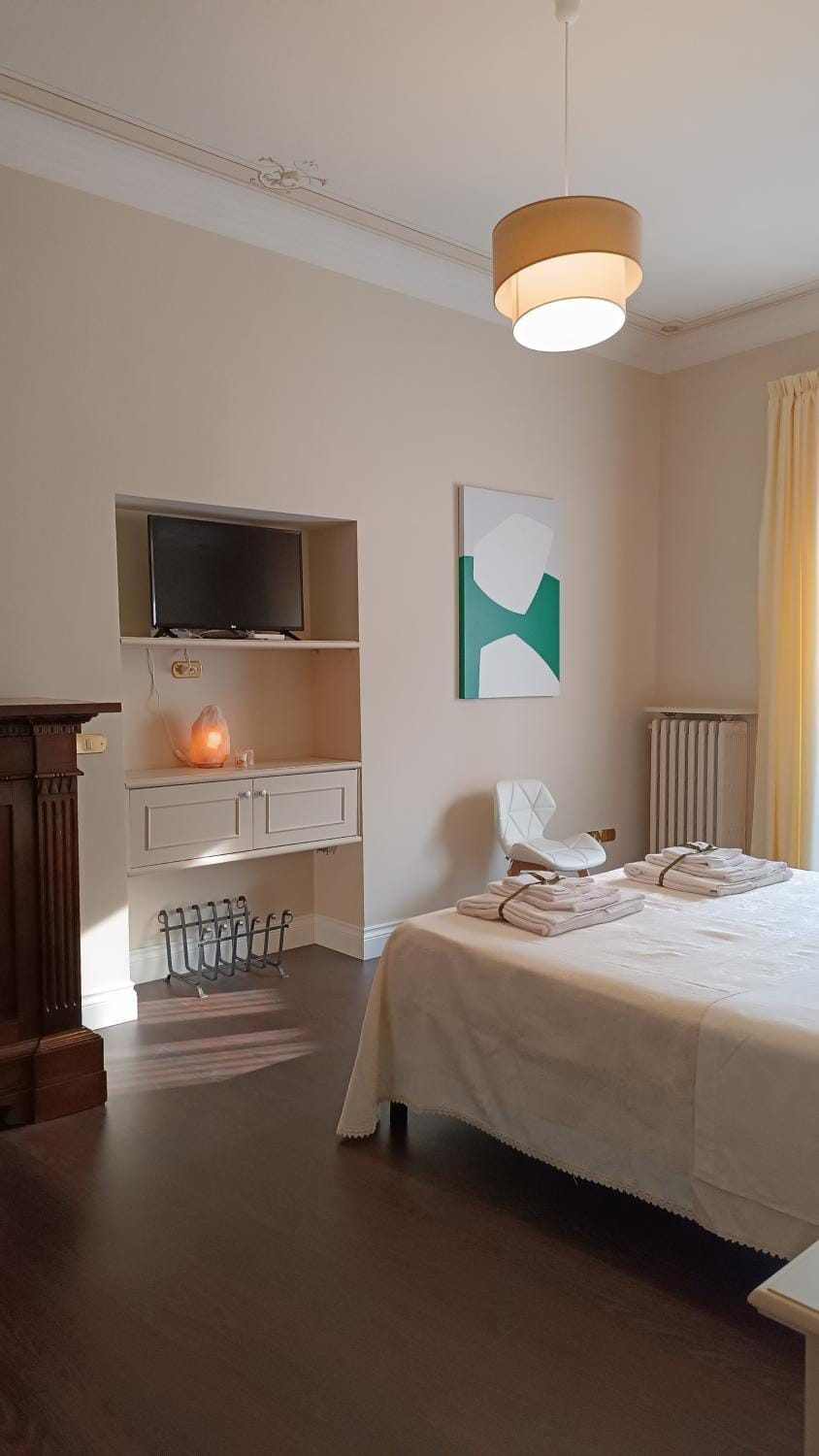 Bed, TV and multimedia, Bedroom