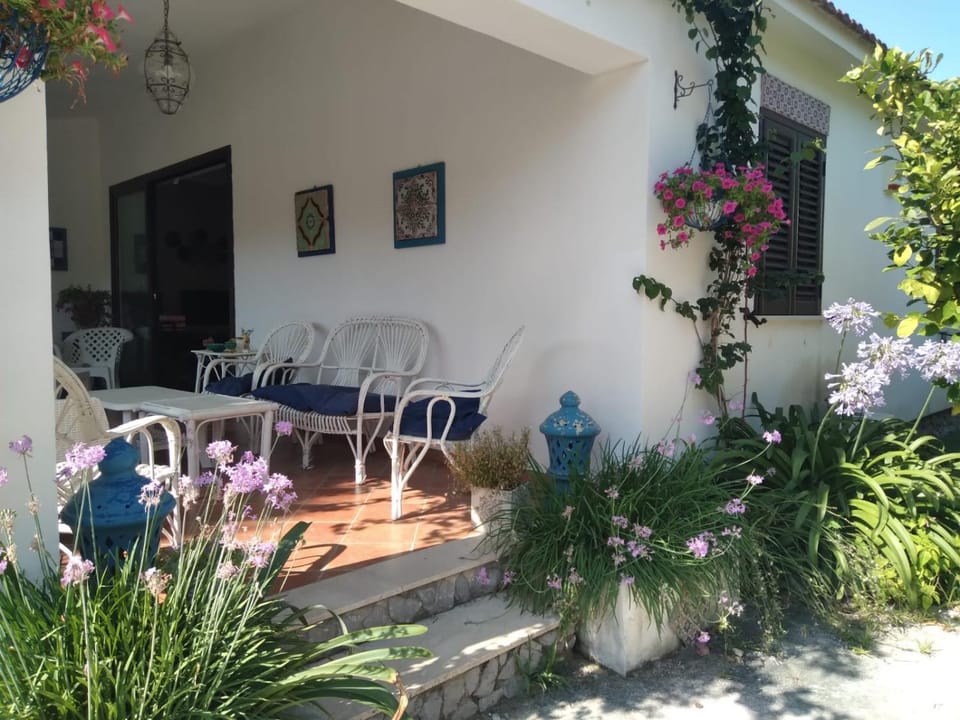Property building, Spring, Day, Garden, Balcony/Terrace, Seating area
