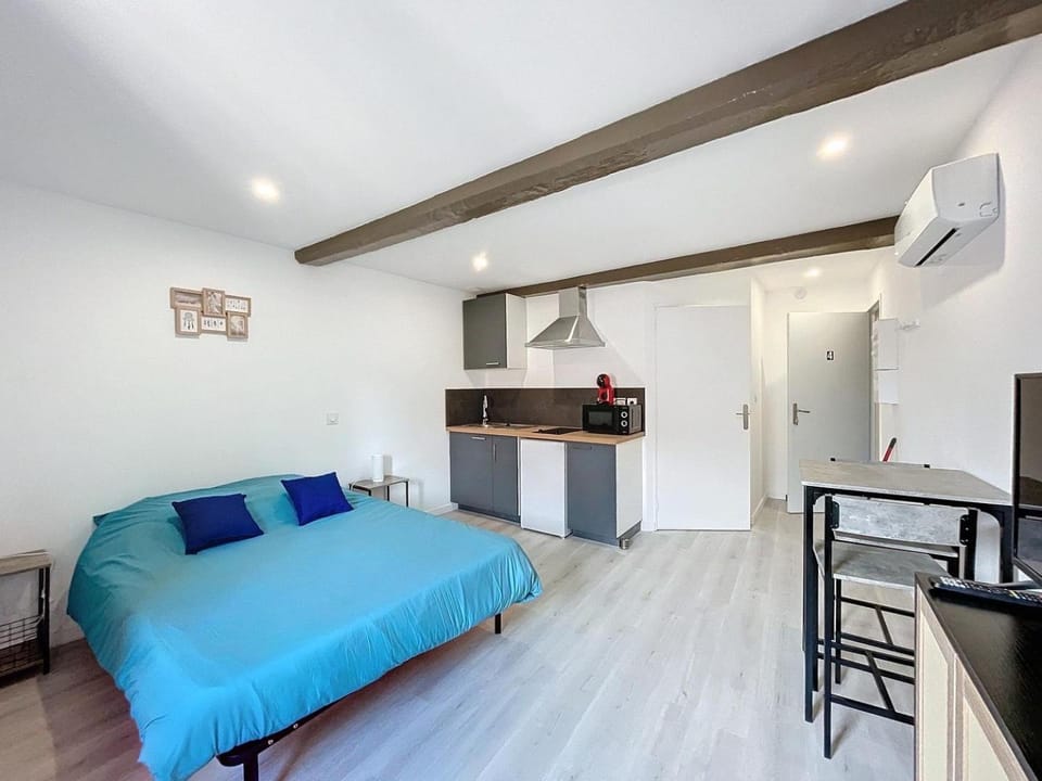 Kitchen or kitchenette, Photo of the whole room, Dining area