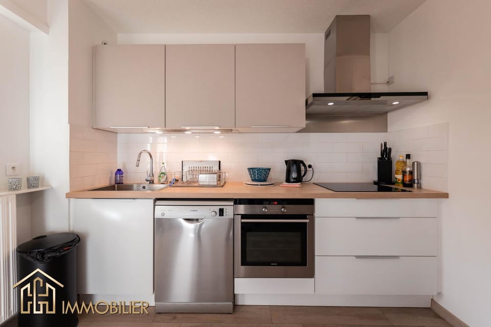 Coffee/tea facilities, Kitchen or kitchenette, dishwasher, oven, stove