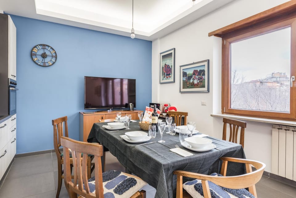 TV and multimedia, Living room, Seating area, Dining area