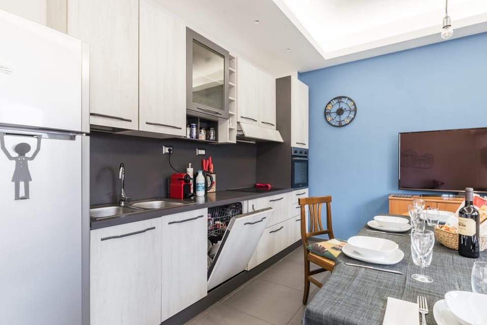 Kitchen or kitchenette, Dining area, dishwasher, minibar, pet friendly, stove, toaster