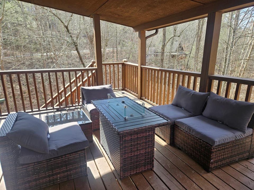 2 Miles to Parkway, Hot Tub, Pool Table, Air Hockey, Fire Pit! House in Pigeon Forge