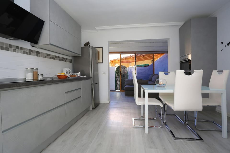TV and multimedia, Kitchen or kitchenette, Photo of the whole room, Dining area