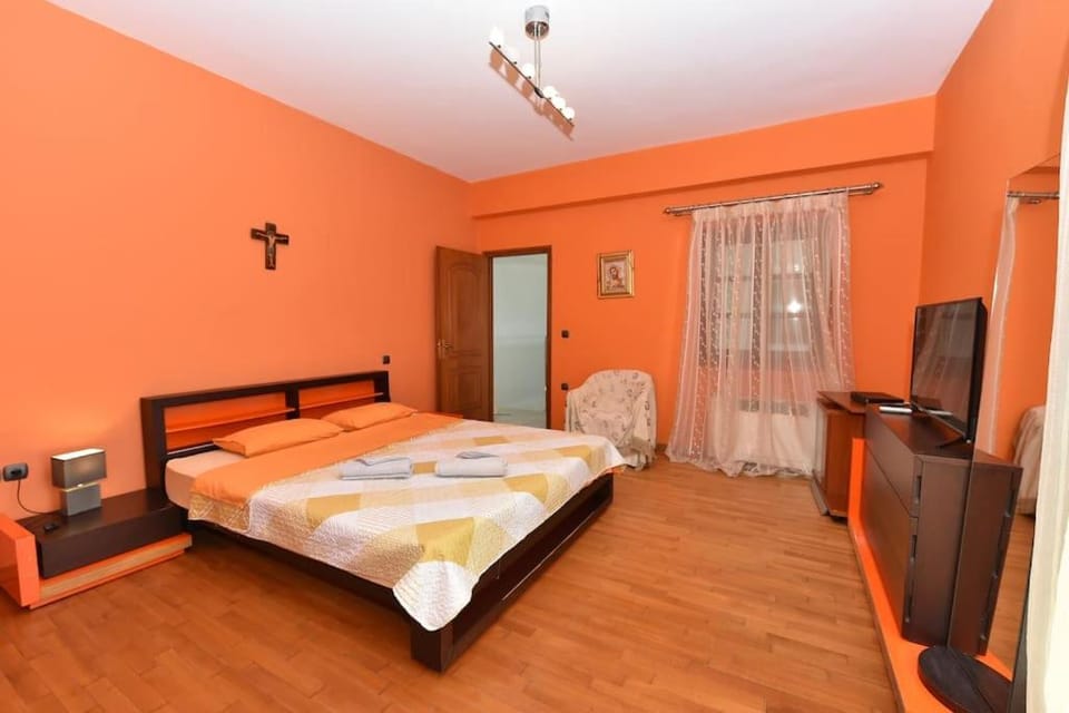 Photo of the whole room, Bedroom, wardrobe