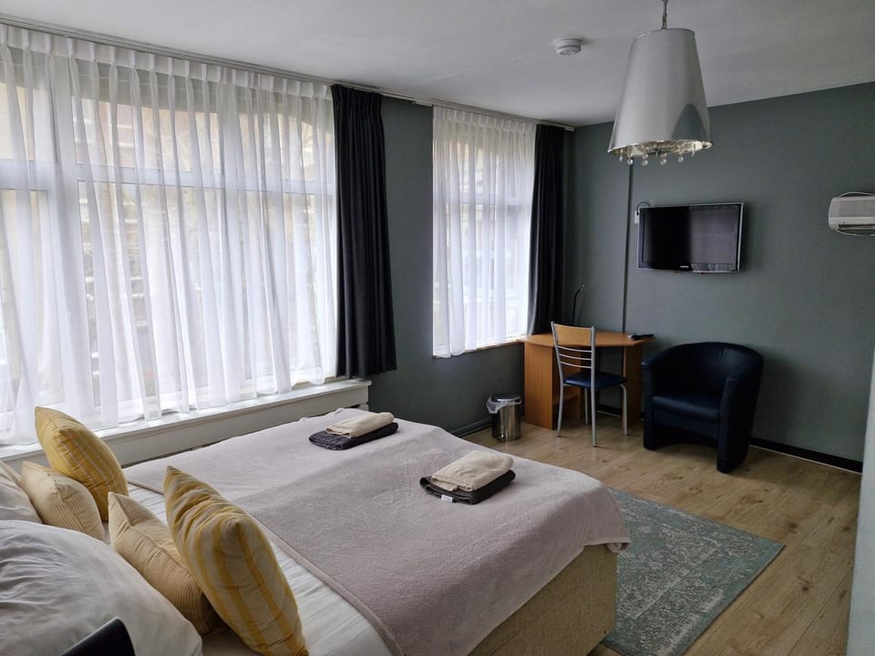 Bed, TV and multimedia, Photo of the whole room, Seating area, Bedroom, towels