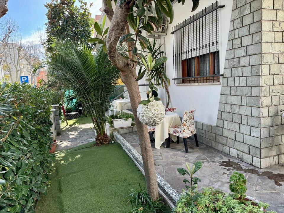 Property building, Day, Garden, Garden view