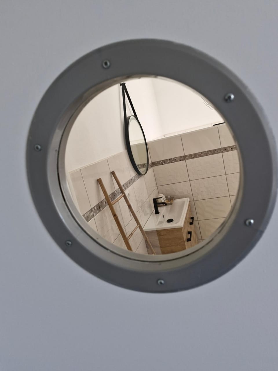 HÔTEL Le 6 3 Home PORT EN BESSIN Parking privé gratuit Bed and Breakfast in Normandy