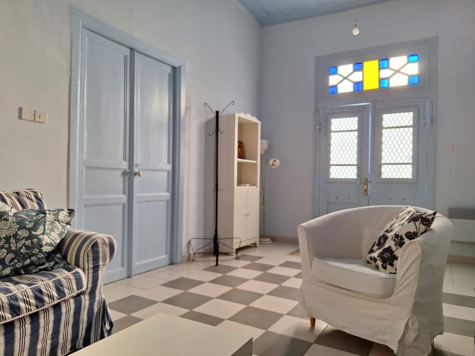 Facade/entrance, Living room, Seating area