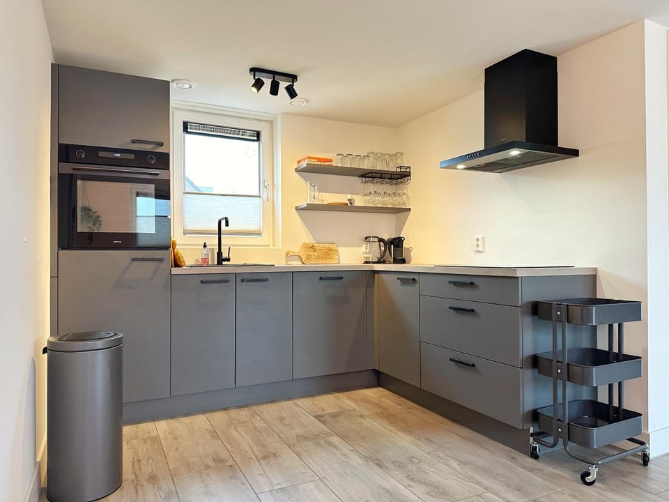 Kitchen or kitchenette, dishwasher, minibar