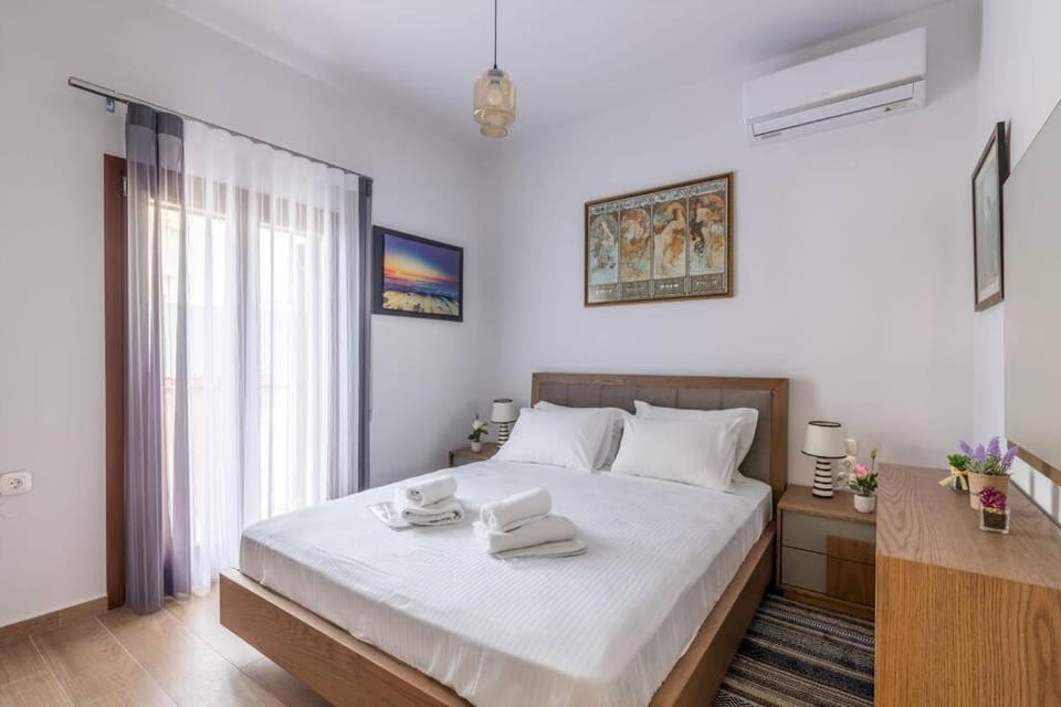 Bed, Photo of the whole room, Bedroom, towels, air conditioner