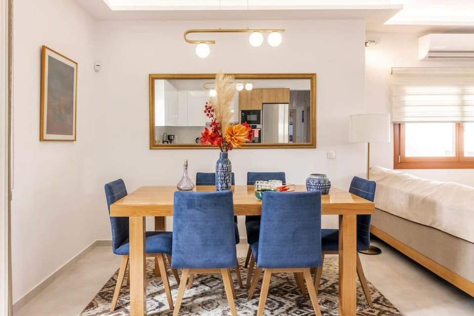 Bed, Kitchen or kitchenette, Living room, Photo of the whole room, Seating area, Dining area, Bedroom, air conditioner