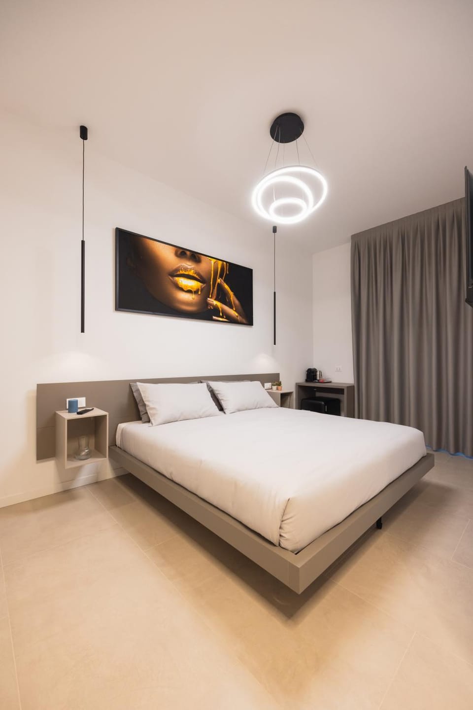 Bed, TV and multimedia, Photo of the whole room, Bedroom