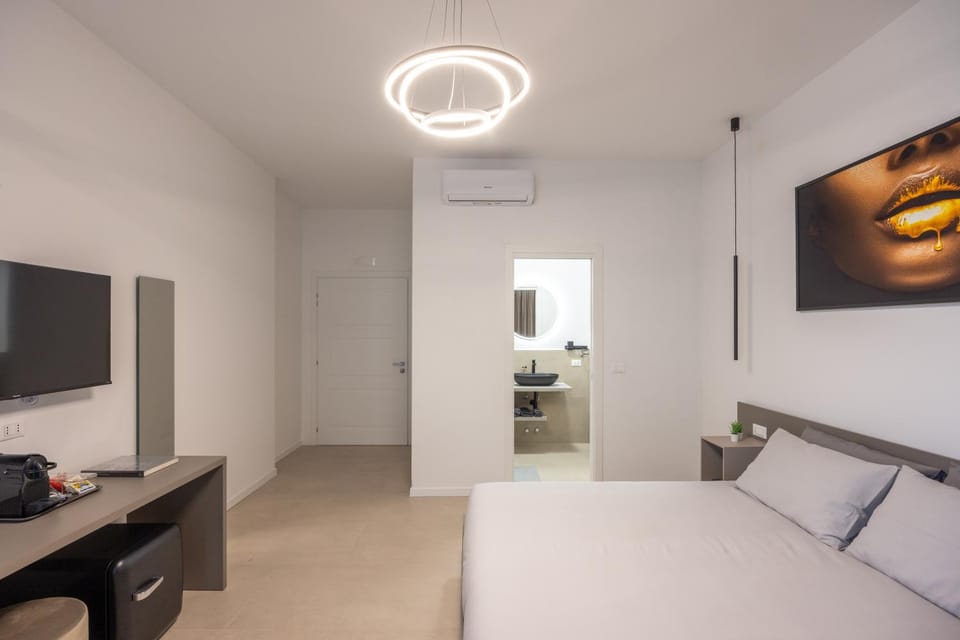 Bed, TV and multimedia, Living room, Photo of the whole room, Seating area, Bedroom, hair dresser, air conditioner