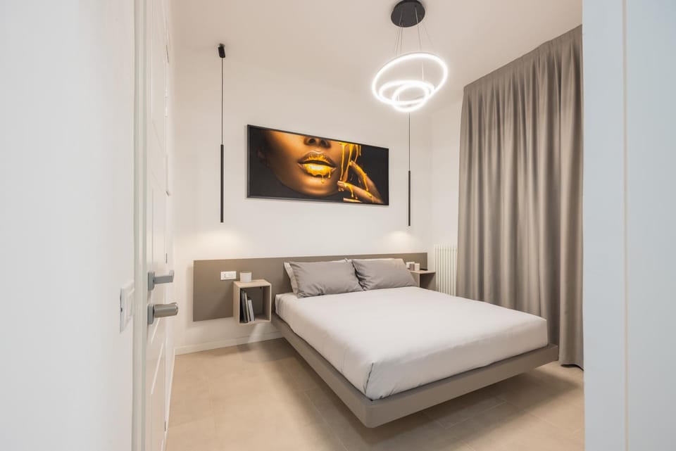 Bed, TV and multimedia, Photo of the whole room, Bedroom