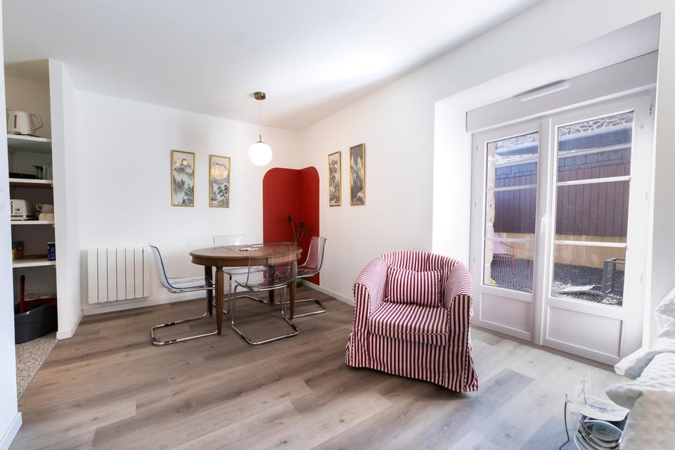 Kitchen or kitchenette, Living room, Seating area, Dining area