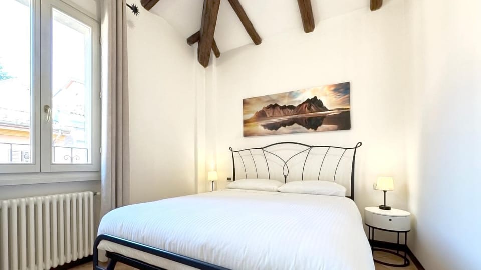 Bed, Photo of the whole room, Bedroom, internet