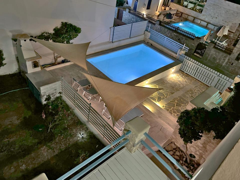 Patio, Night, BBQ facilities, Photo of the whole room, Garden view, Pool view, Swimming pool, Swimming pool, Parking, sunbed