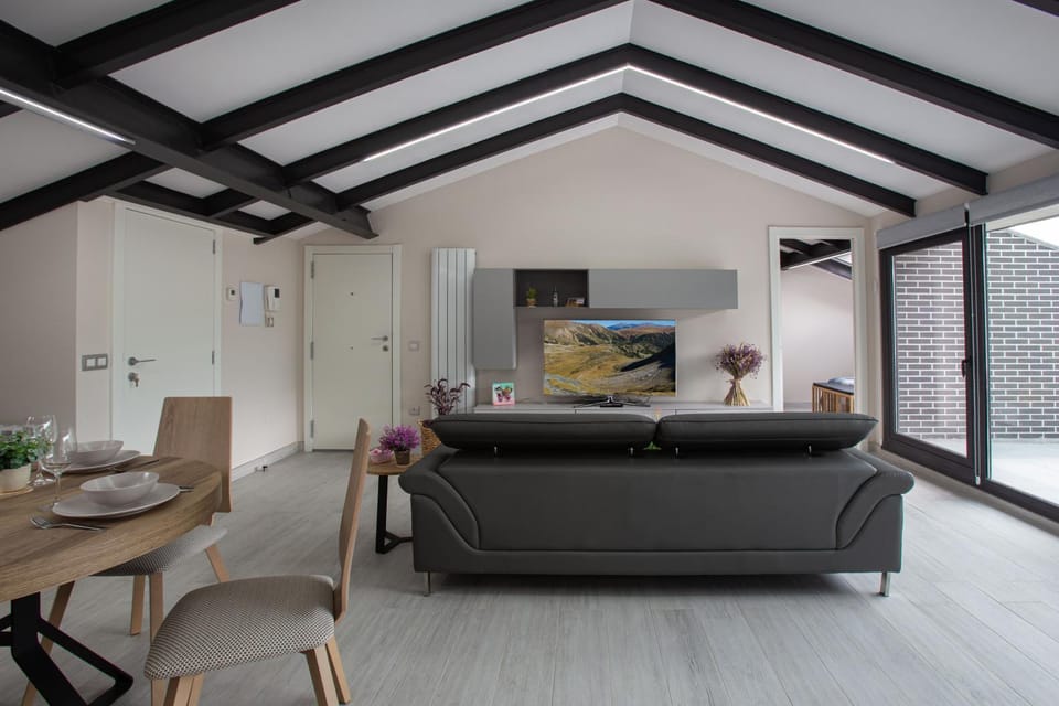 TV and multimedia, Living room, Seating area, Dining area