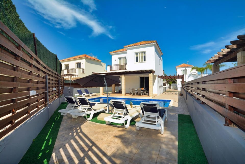 Property building, Swimming pool, sunbed