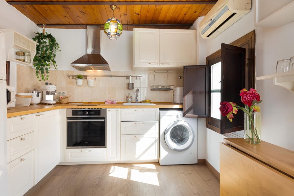 Kitchen or kitchenette, oven, washing machine