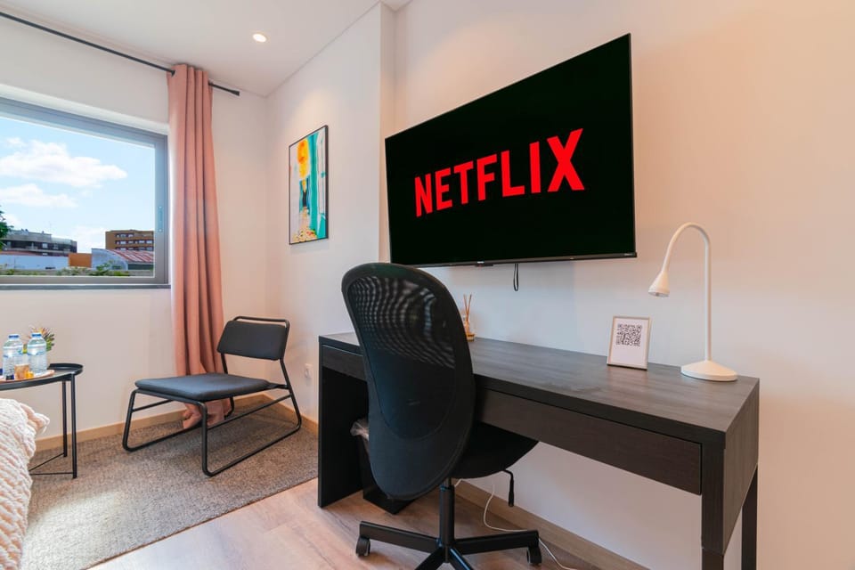 7Min to Uni Sé-Velha - AC - Work Desk - 300MBs WiFi - Suite 1 Bed and Breakfast in Coimbra