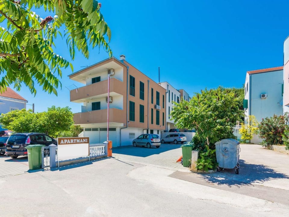 Property building, Day, Neighbourhood, Street view, Location, Parking