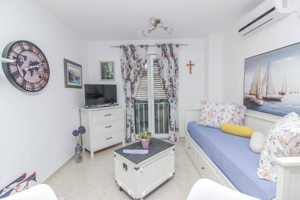 TV and multimedia, Photo of the whole room, Seating area, air conditioner
