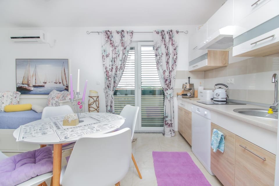 Kitchen or kitchenette, Living room, Photo of the whole room, Dining area, stove, air conditioner