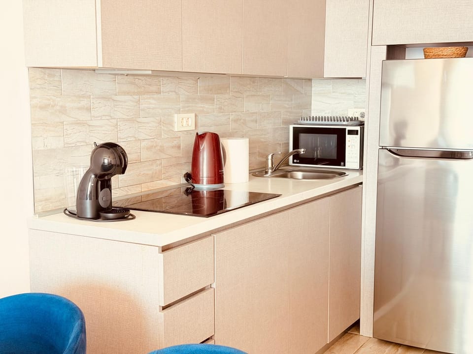 Coffee/tea facilities, Kitchen or kitchenette, stove