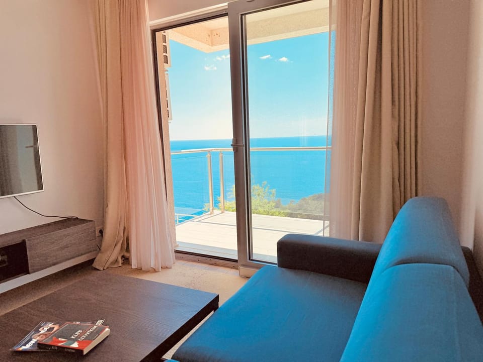 TV and multimedia, Living room, Seating area, Sea view