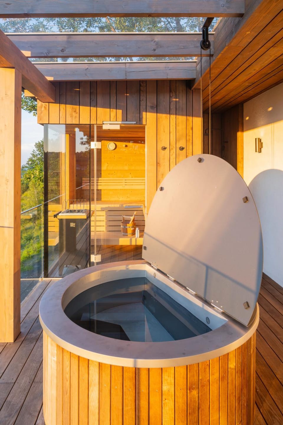 Hot Tub, Sauna