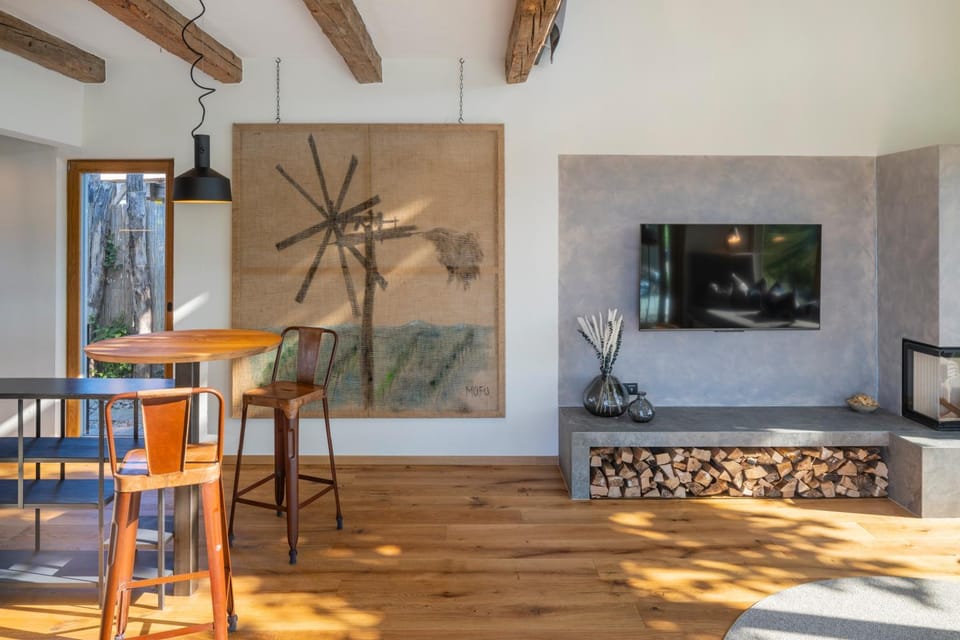 TV and multimedia, Living room, Dining area, fireplace