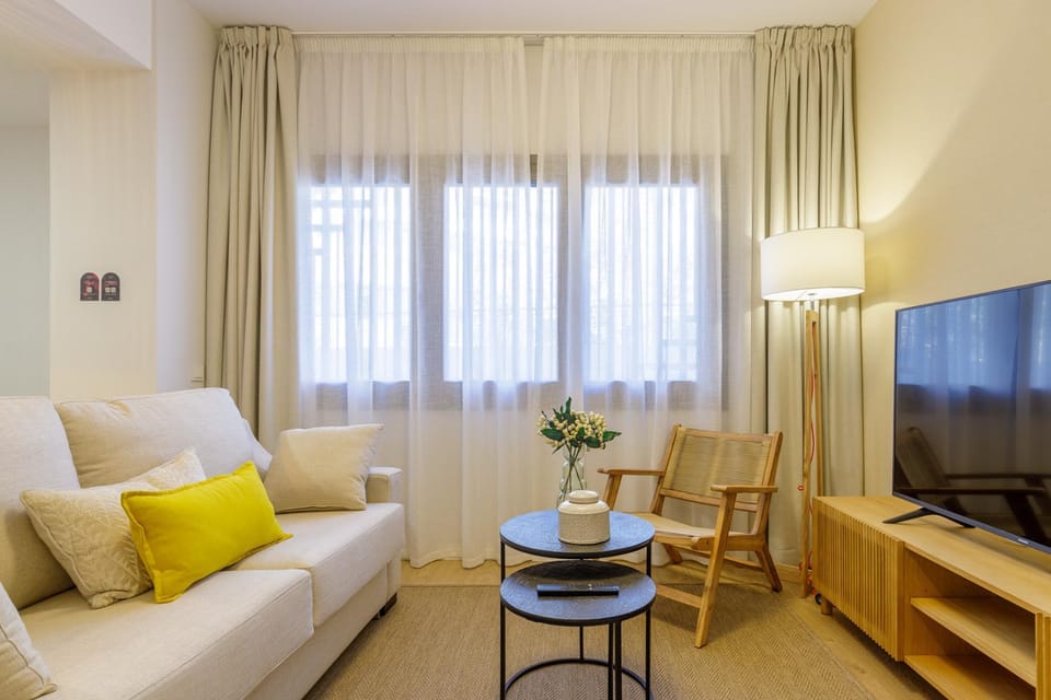 TV and multimedia, Living room, Seating area, Evening entertainment