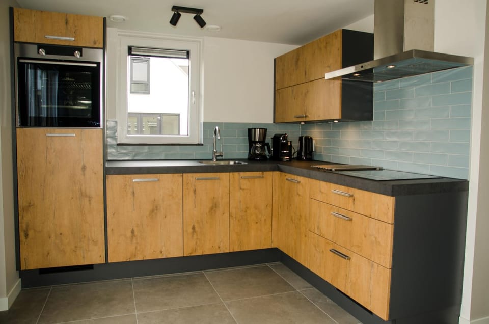 Kitchen or kitchenette, dishwasher, minibar, stove