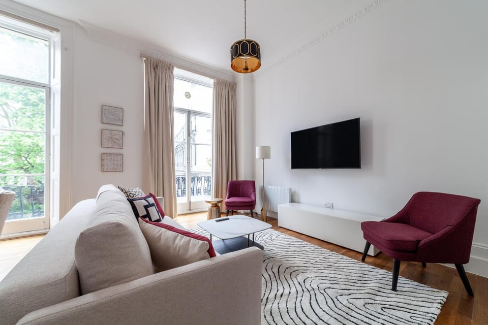 Communal lounge/ TV room, TV and multimedia, Living room, Seating area, Evening entertainment