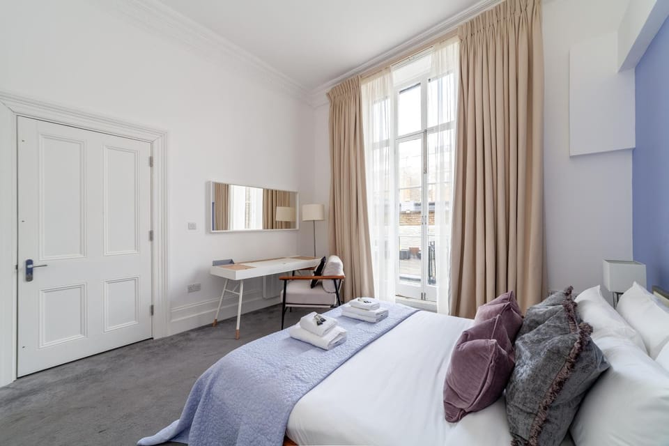 Bed, Seating area, Bedroom, hair dresser
