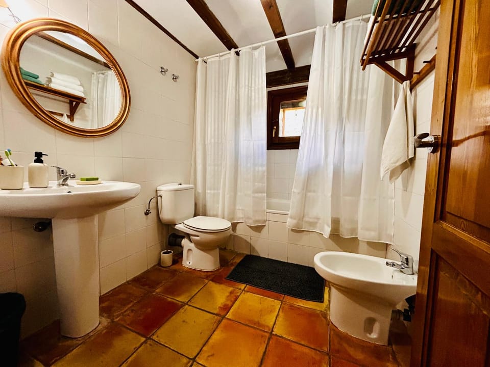 Toilet, Bathroom, Bath, bidet, towels