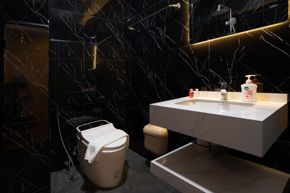 Shower, Toilet