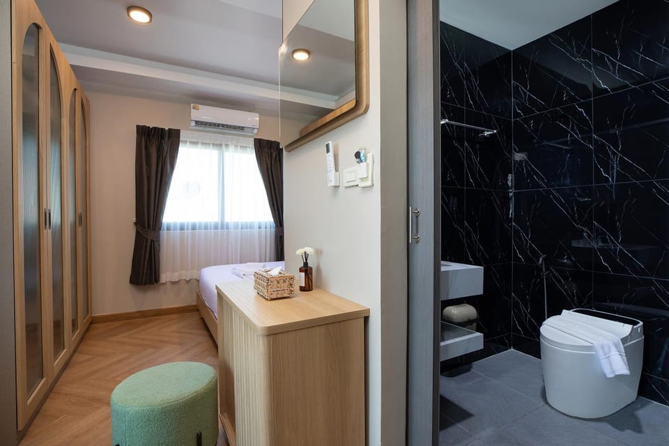 Toilet, Bathroom, towels