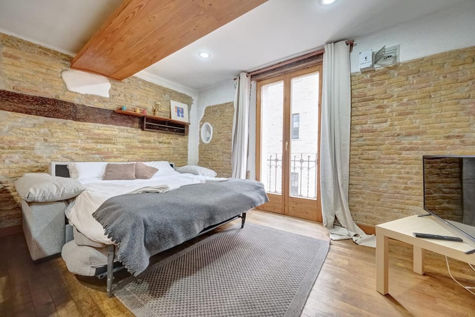 Bed, TV and multimedia, Photo of the whole room, Bedroom